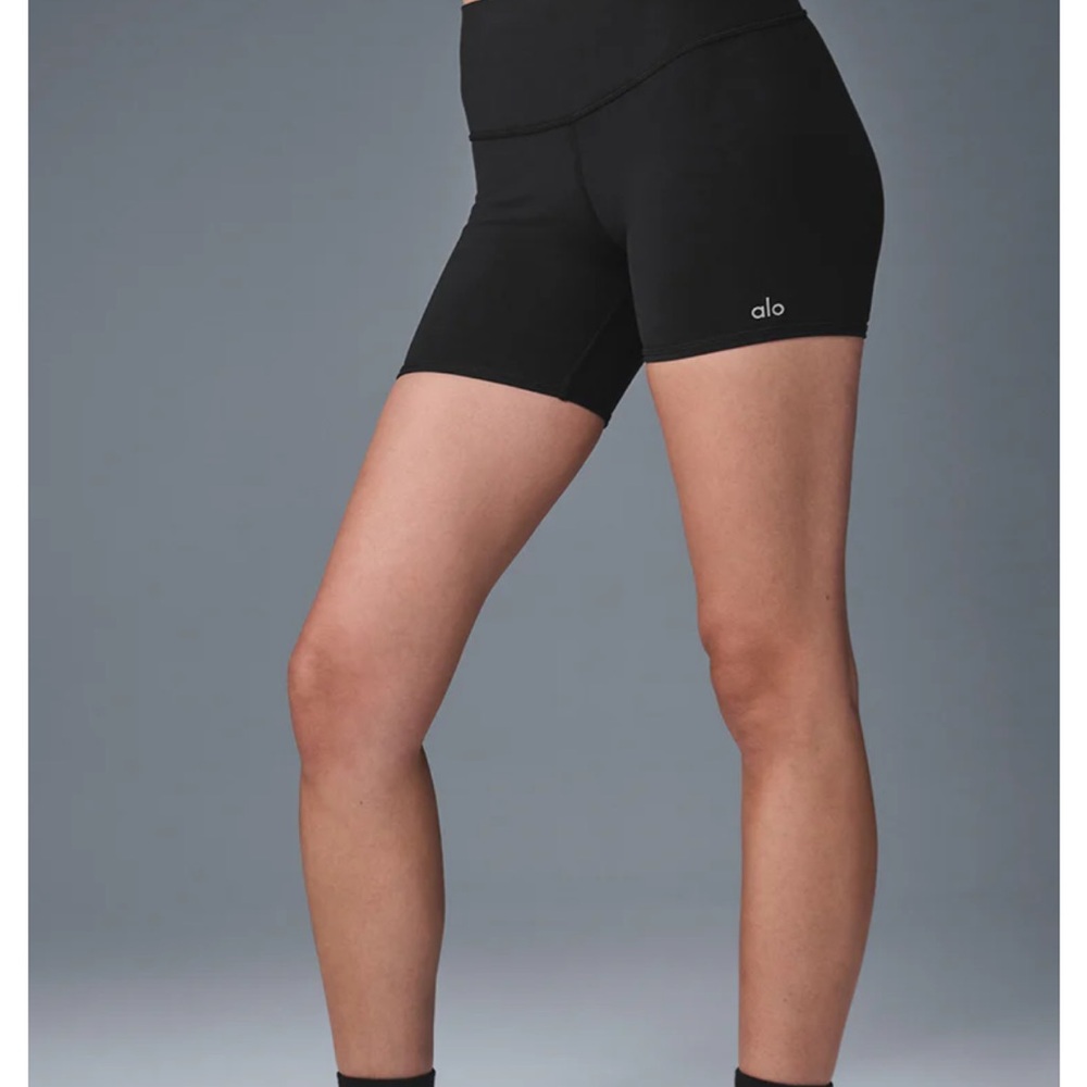 ALO Yoga Airbrush 5” short size small